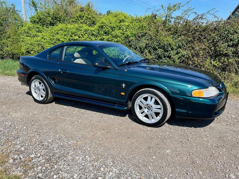 FORD MUSTANG
