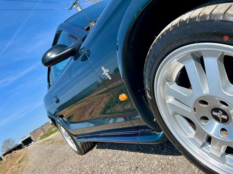 FORD MUSTANG