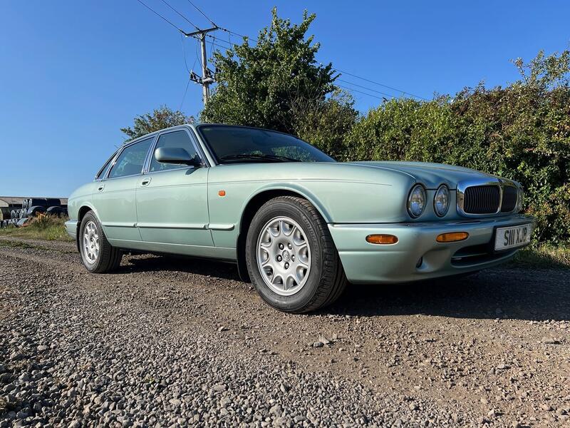 View JAGUAR XJ 3.2 V8 EXECUTIVE