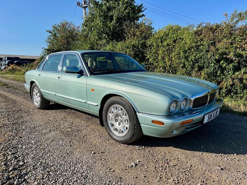 View JAGUAR XJ 3.2 V8 EXECUTIVE