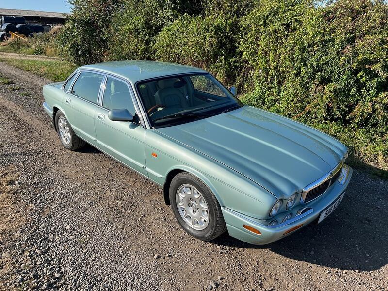 View JAGUAR XJ 3.2 V8 EXECUTIVE